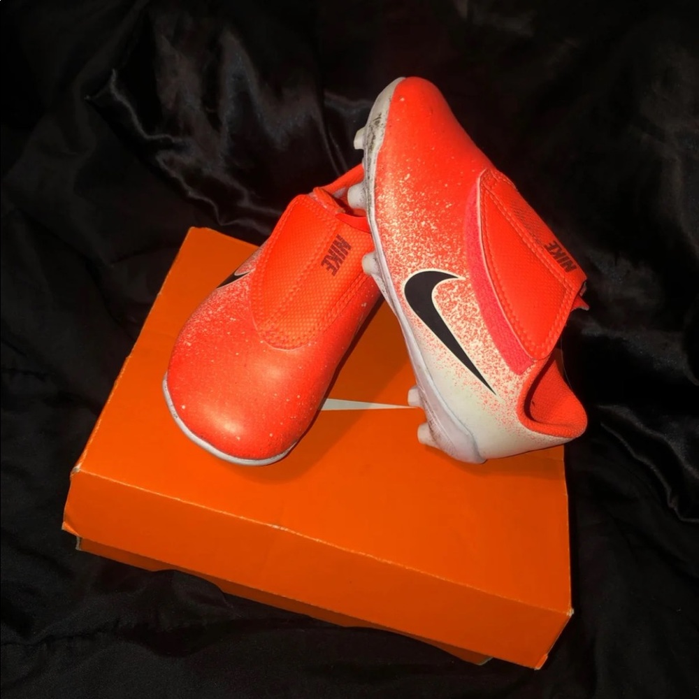 Nike soccer cleats (KIDS)